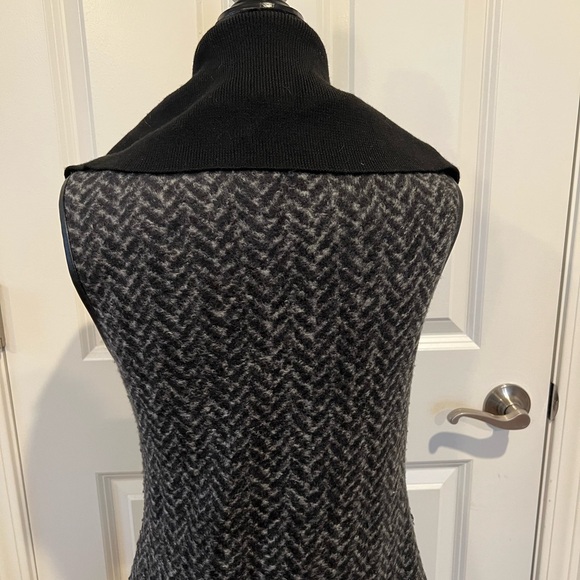 White House Black Market Black/Gray Herringbone Faux Fur/Leather Trim Vest-Small - Picture 9 of 9